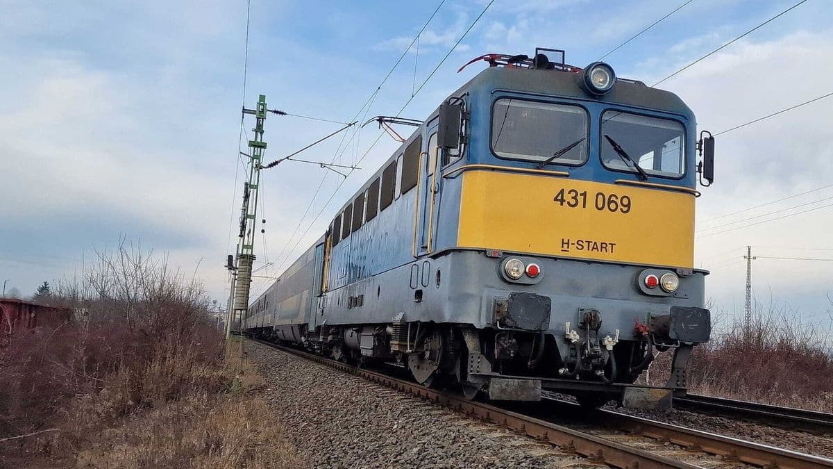 Traktor hajtott a győri vonat elé Olaszfalunál, pótlóbuszok járnak a vonalon