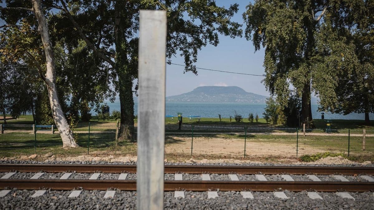 Embert gázolt a vonat a Balatonnál, a szombathelyi vonat sem közlekedik