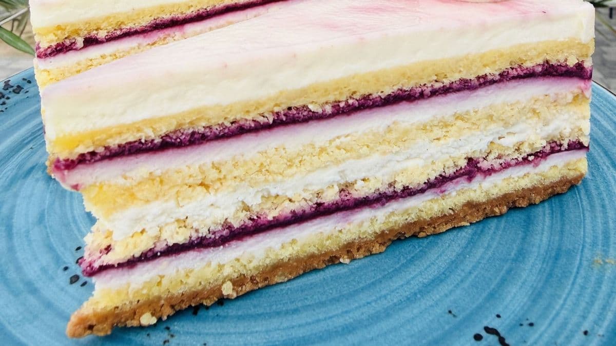 Mától kapható az ország tortája – megkóstoltuk a Bíborfehéret, és van róla véleményünk - videó