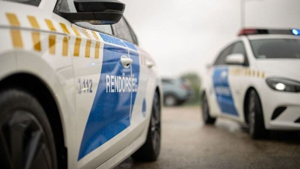 Szalagkorlátnak ütközött egy autó a 8-as főúton