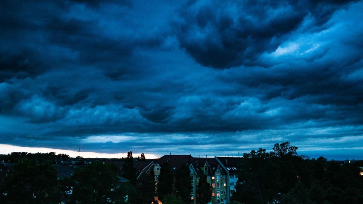 Felkészülni! Jégesővel és pusztító széllel csaphat le a vihar