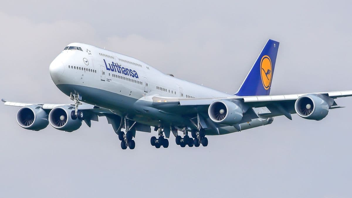 A vasi légtérben körözött a Lufthansa egyik utasszállító gépe, a repülési magassága is csökkent
