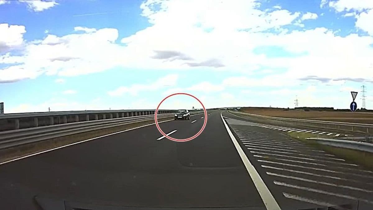 Döbbenet! Forgalommal szemben ment egy autós az M86-oson - videók