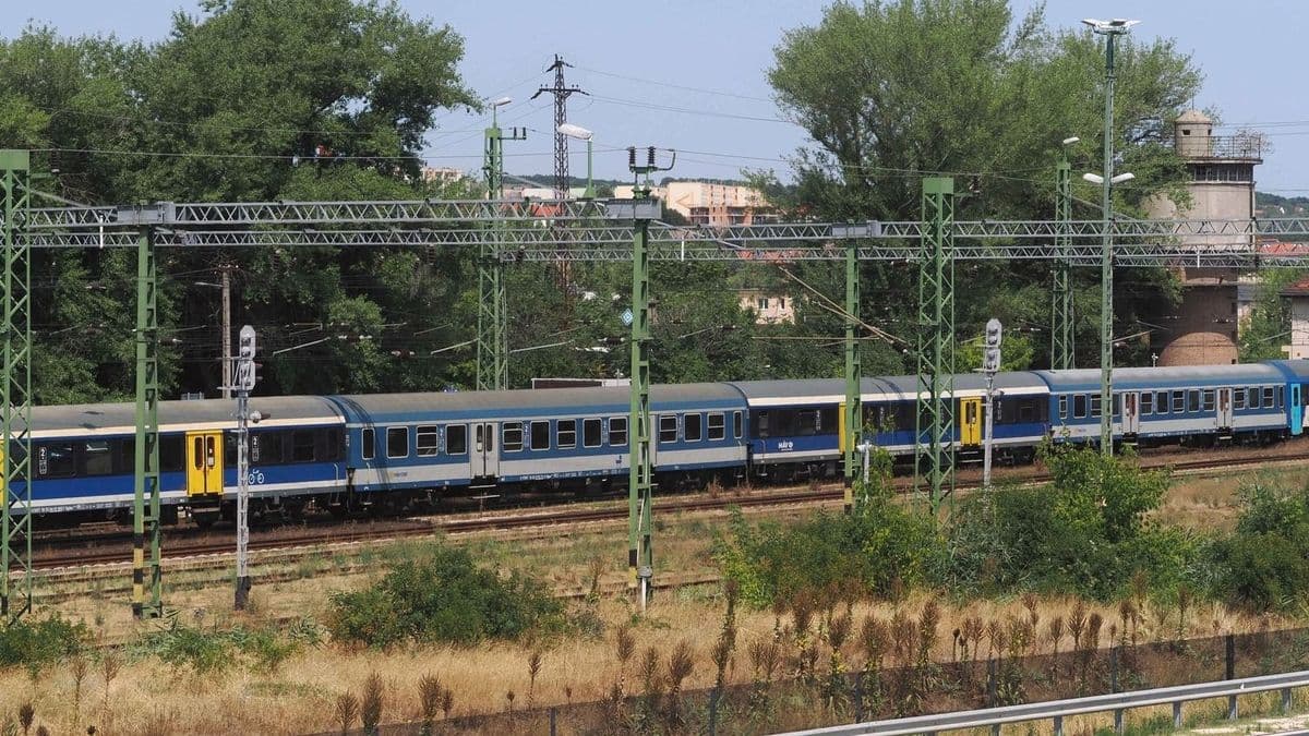 Vonatbaleset történt a győri fővonalon, két vonat ütközött össze