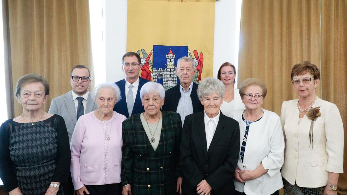 Arany-, vas- és rubindiplomás pedagógusoknak gratuláltak Kőszegen