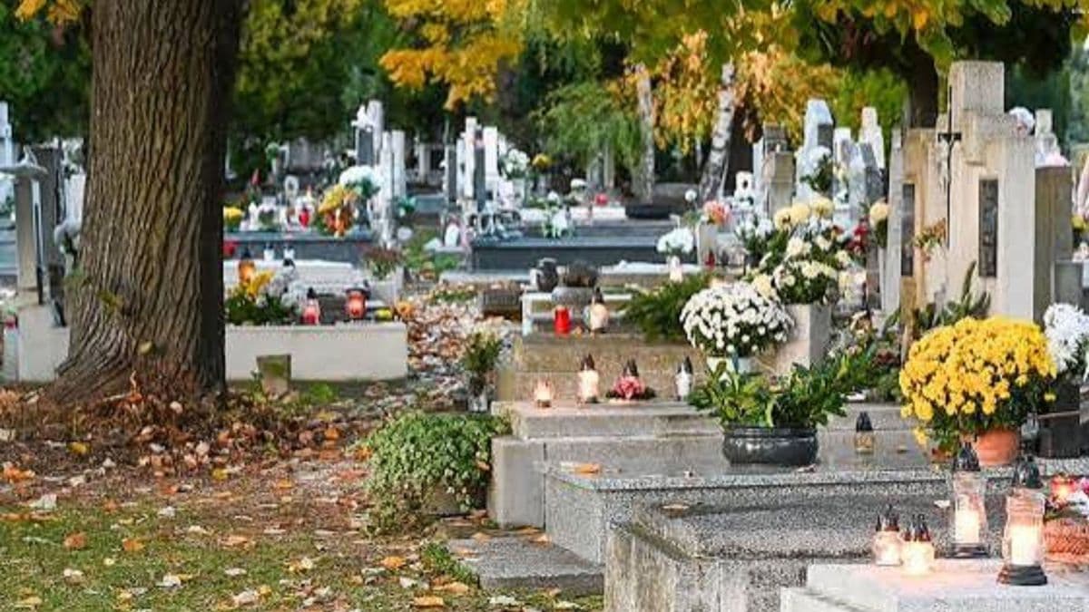 Mindenszentek Szombathelyen: mutatjuk a temetők nyitvatartását és az ünnepi behajtási rendet