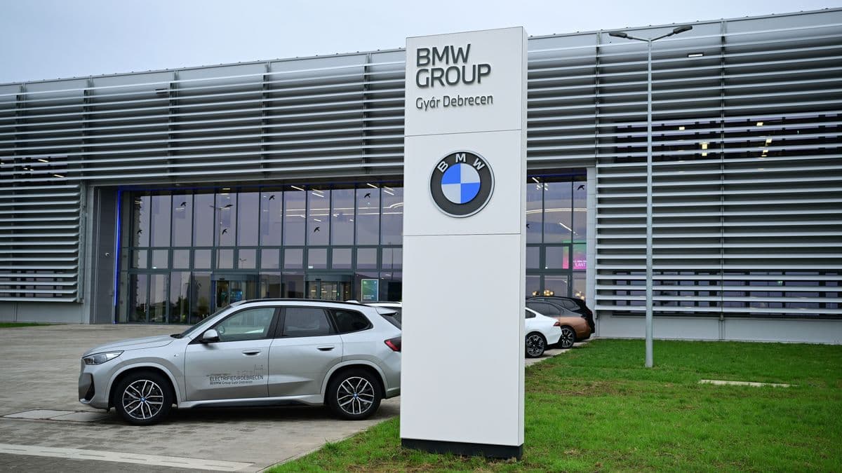 Hatalmas siker lett a csak Magyarországon gyártott BMW: harmadik műszakra készülnek Debrecenben – 25 milliós autó, de már a százezret közelíti a rendelések száma