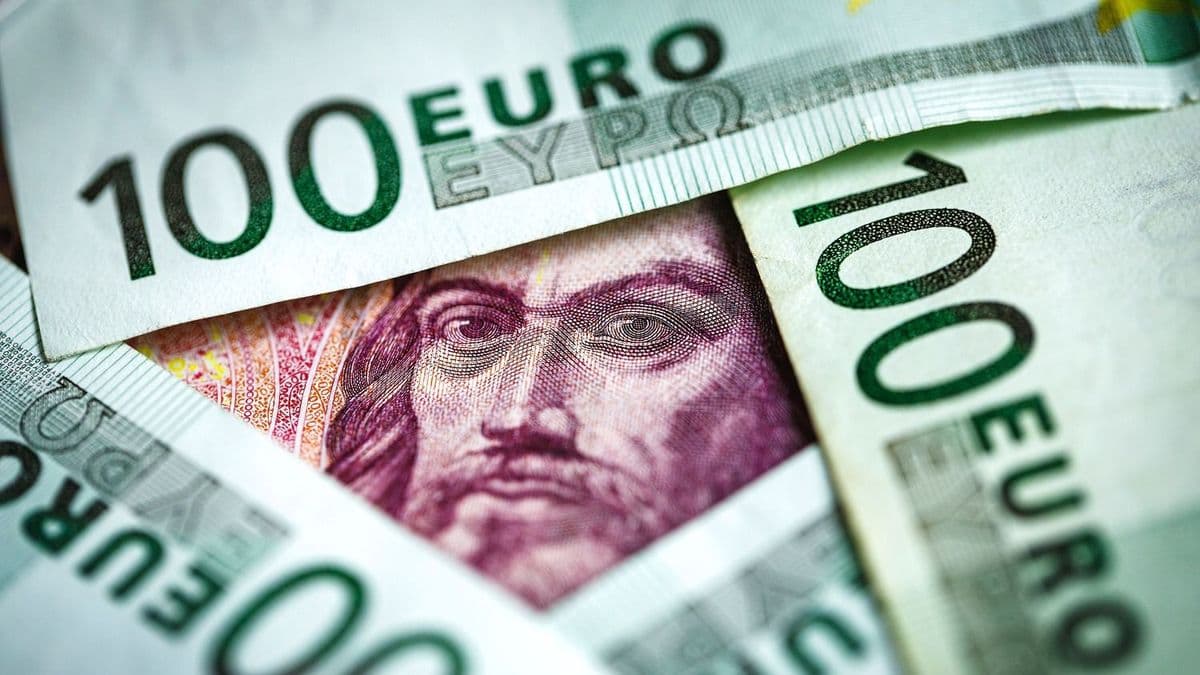 Amíg Magyarország ünnepel, a befektetők szétverik a forintot: nagyot drágult az euró, a dollár – még a cseh korona is lekörözi