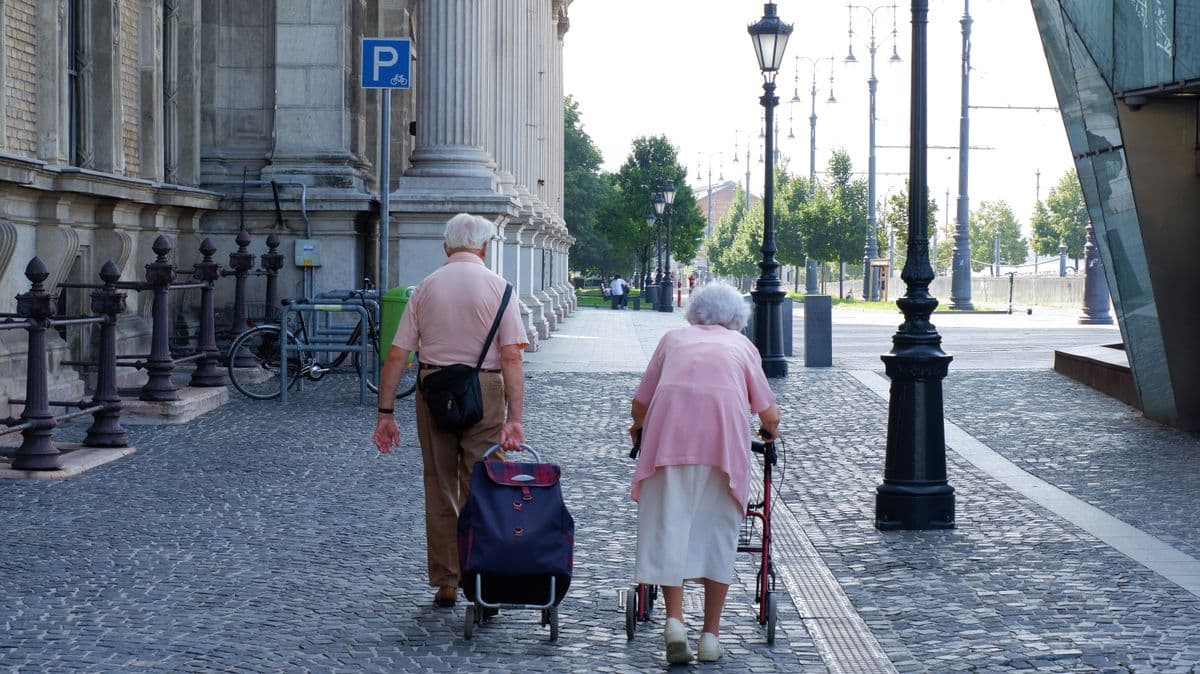 Ez már teljesen egyértelmű: veszélyben a nyugdíjak – a magyar idősek megélhetése is kérdéses lehet