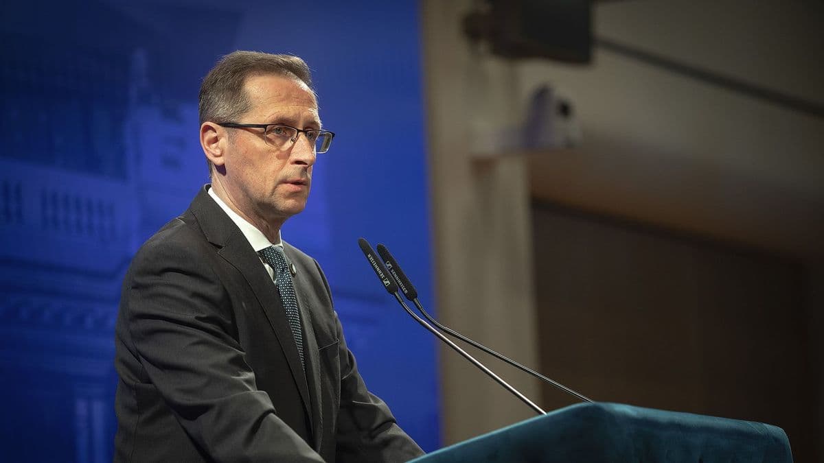 Együtt távozott az országból Varga Mihály és Matolcsy György: nem tudott egymásról a jelenlegi és a volt elnök, de egy friss kép sokat elárul