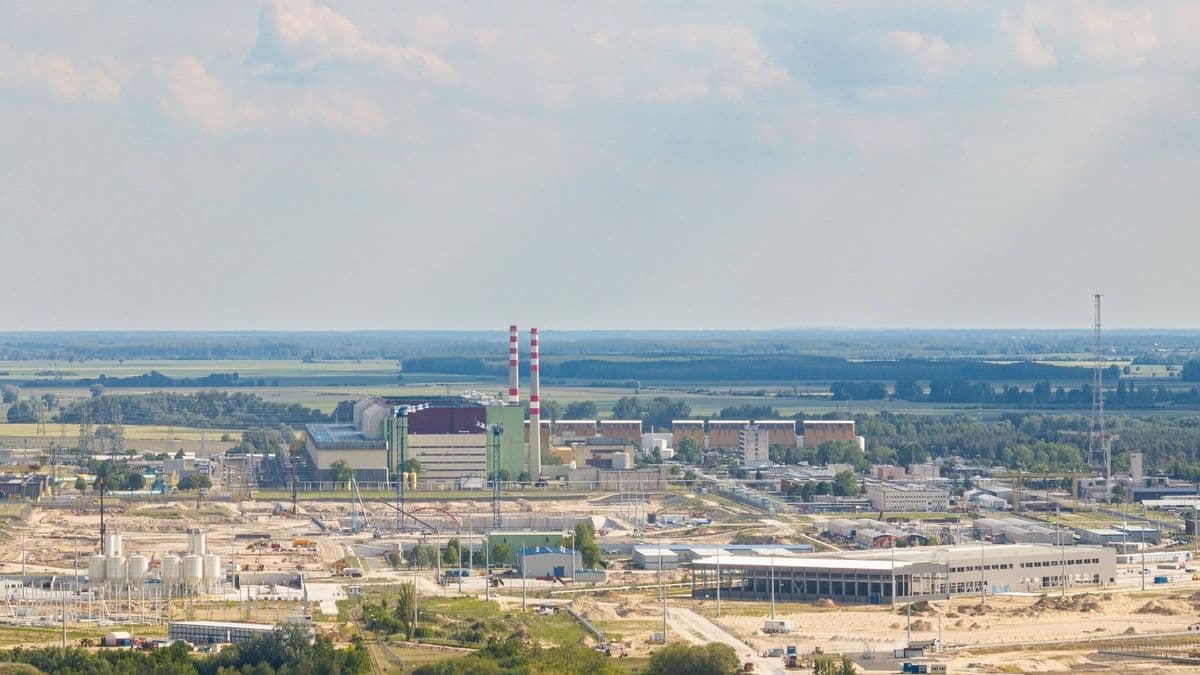 Vissza kell hozni a dízel buszokat a tömegközlekedésben a Paksi Atomerőmű leállása miatt, a teljes elektromos flottát kivonhatják