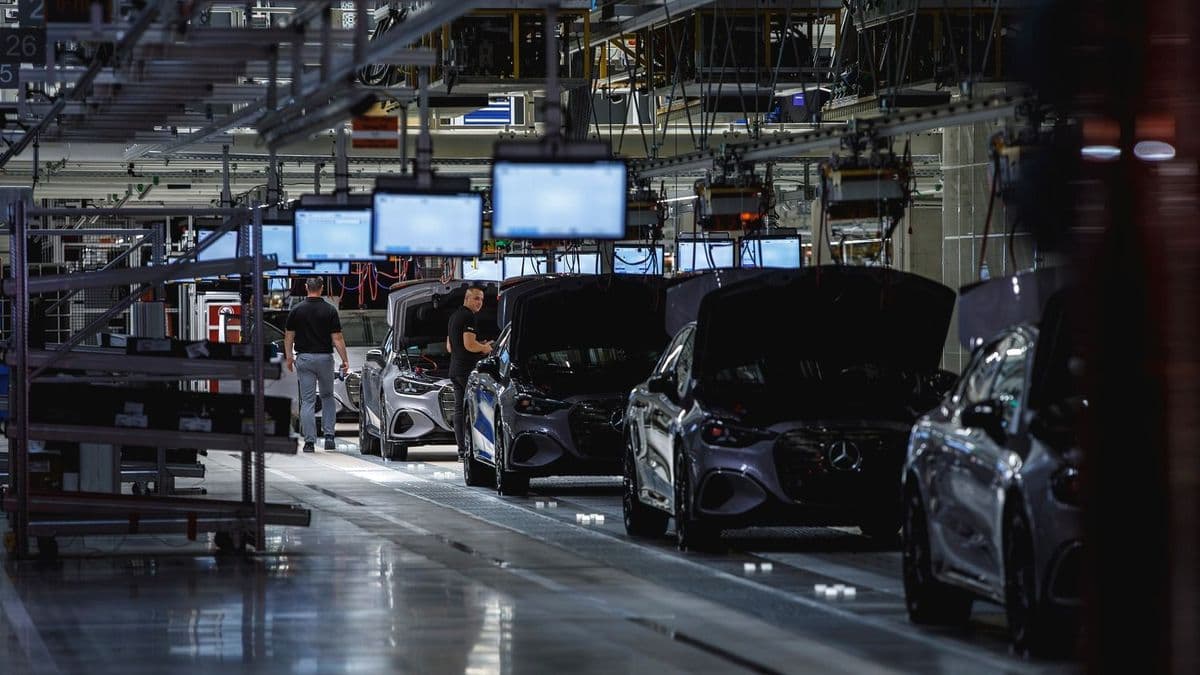 Ilyet még nem láttunk, bejutottunk az új kecskeméti Mercedes-gyárba: 1200 robotot találtunk, most már világos, miért fáj annyira a németeknek – fotók