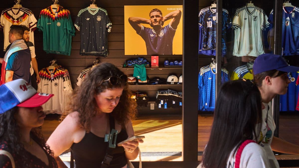 Kegyetlenül megbüntették az Adidast a befektetők, még nem bukott ekkorát a cég, amióta a tőzsdén van