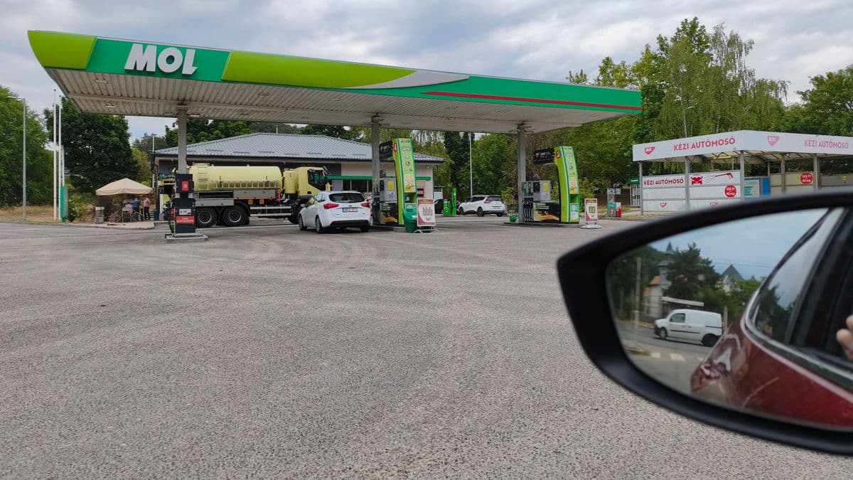 Most jelentették be az új üzemanyagárakat: szombattól megszakad egy nagy sorozat – ezzel kell számolni a kutakon