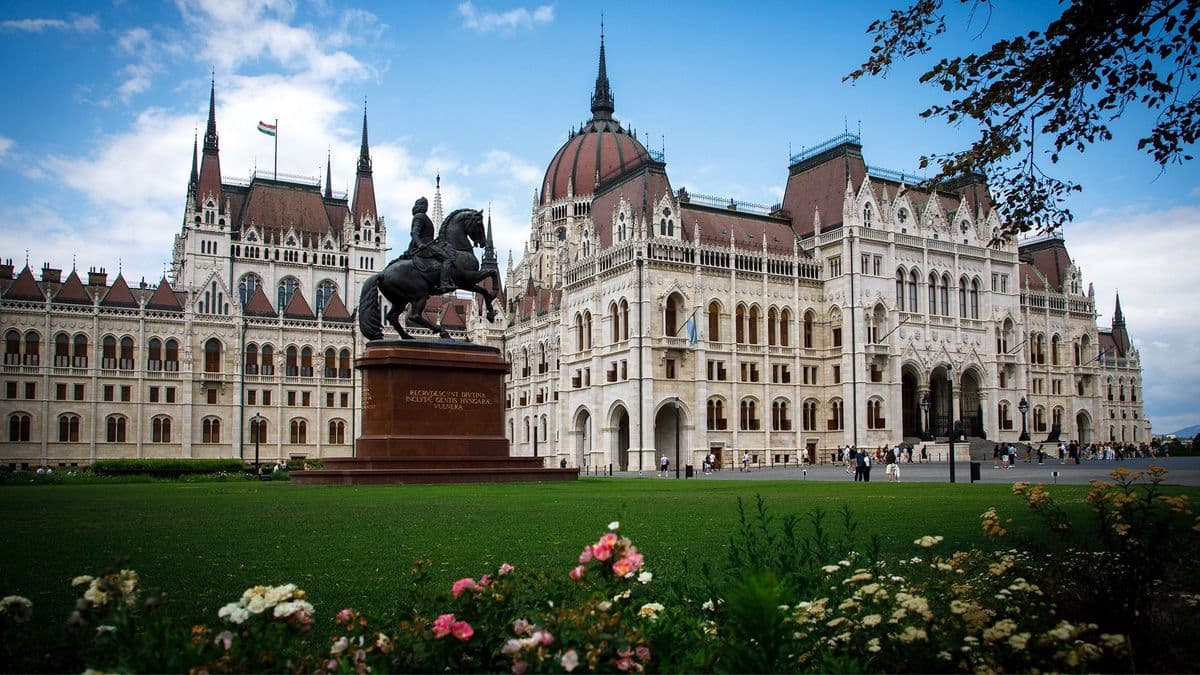 Magyar Péter: kérjük a parlamenti ülések elhalasztását – minden állami intézmény díszkivilágítását lekapcsoljuk
