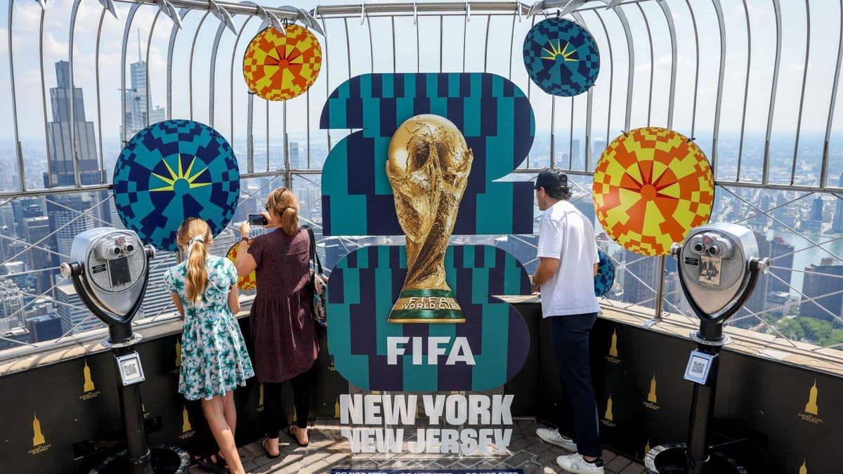 Még a stadion gyepét is árulni kezdték, nagyon bejött a futball vb – a pénz már befolyt, jöjjön a döntő