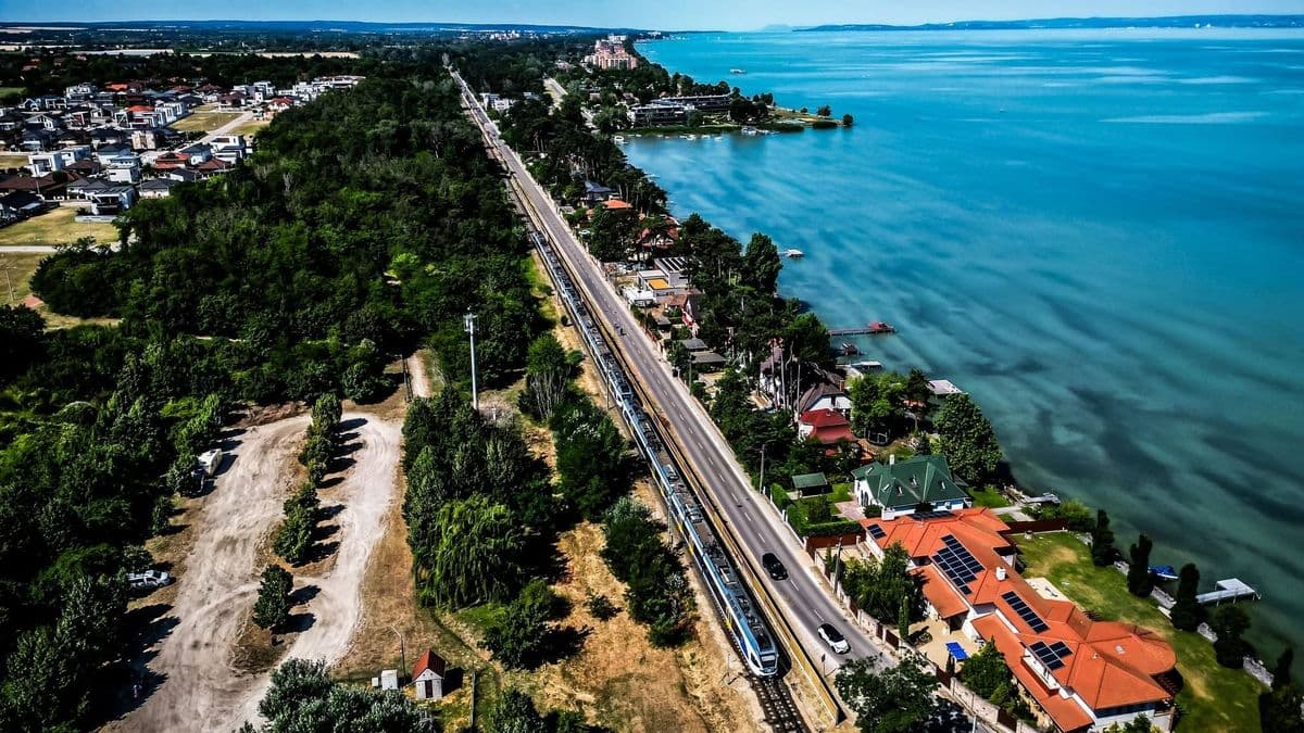 Száguldás a Balatonig: nagy bejelentést tett Vitézy Dávid, 160 km/órával robogó vonatokat ígér a miniszter – de egy dologgal egyelőre adós maradt