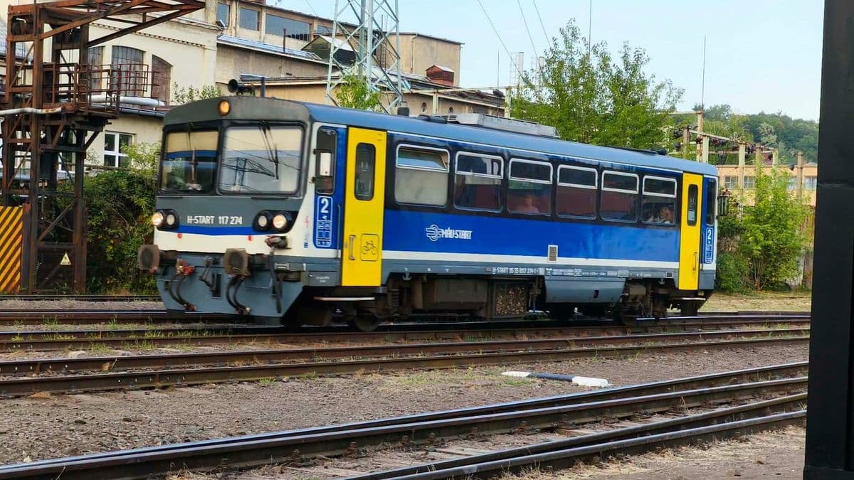 Komlói vonal: üresek a vonatok? Heves vita alakult ki Vitézy Dávid szimbolikus projektje kapcsán