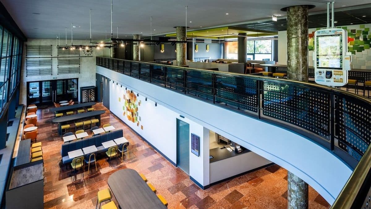 McDonald’s költözött a legendás budapesti buszpályaudvarra – ilyen étterem még nem volt Magyarországon