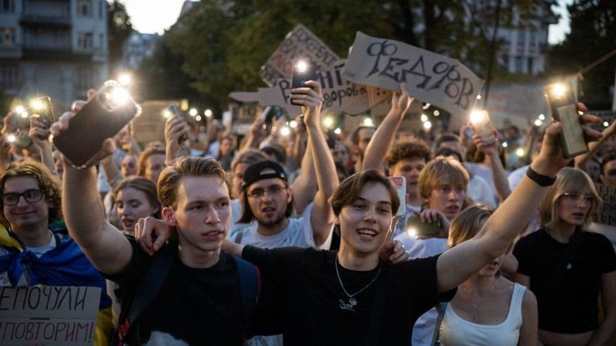Zelenszkij most túllőtt a célon: a parlament elé vonultak az ukránok, mégsem hozta vissza nép kedvencét – ebből felfordulás lesz