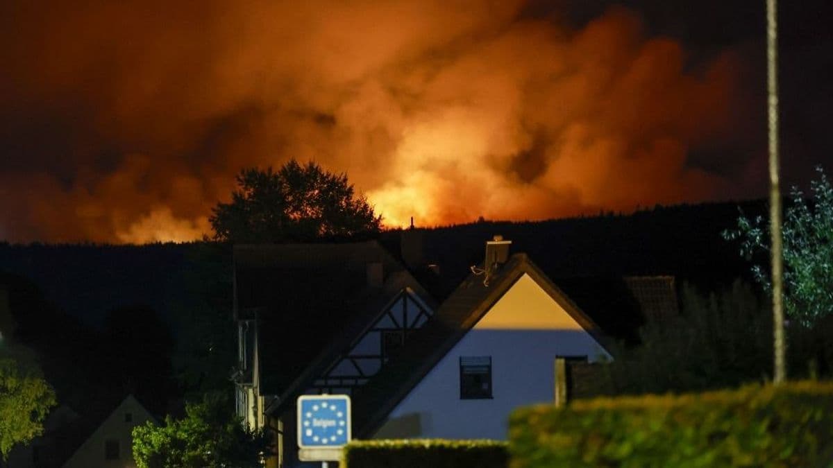 Feje tetejére állított Magyar Péter: tetszés helyett fütty fogadta a kormányfőt a katasztrófa helyszínén