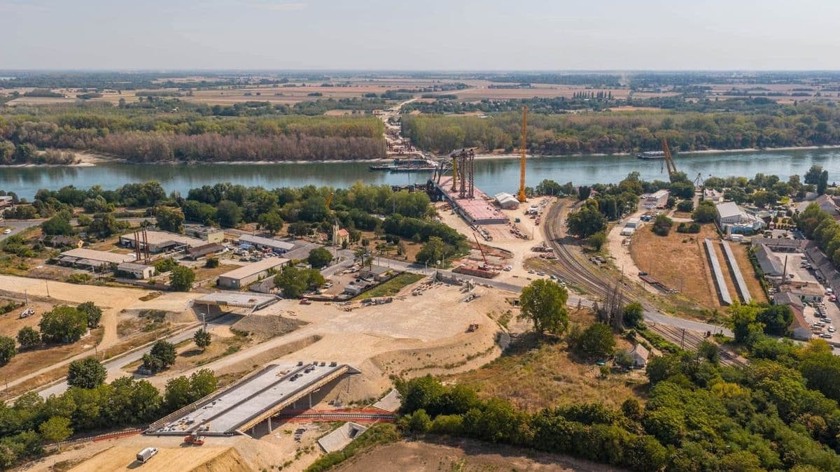 Dühös üzenetet kapott Vitézy Dávid: ez a következménye, hogy részlegesen leáll a mohácsi Duna-híd beruházása – "Észak-déli folyosó kell az M6-os autópálya bevonásával"