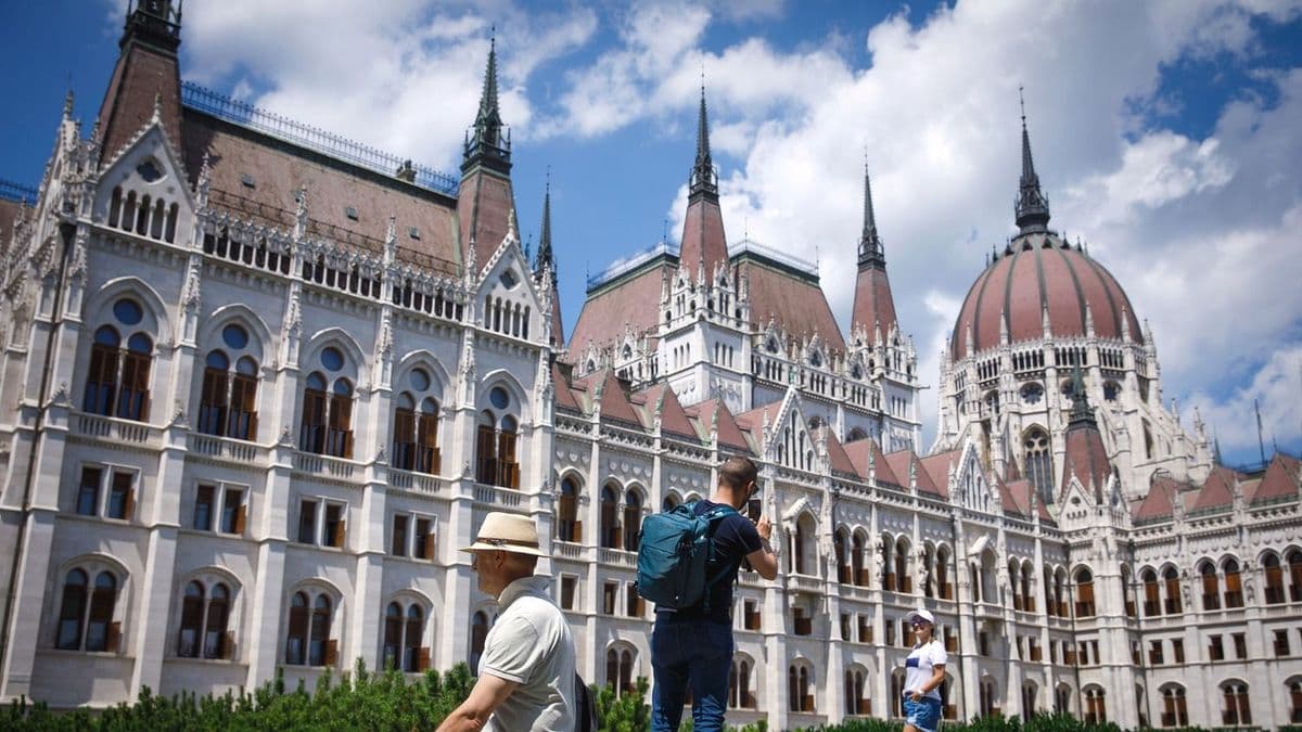 Erre várt fél Magyarország: megvan, mikor tér vissza az Országgyűlés az M1-re – öt és fél órás közvetítés jön, másnap reggel újra kapcsolnak