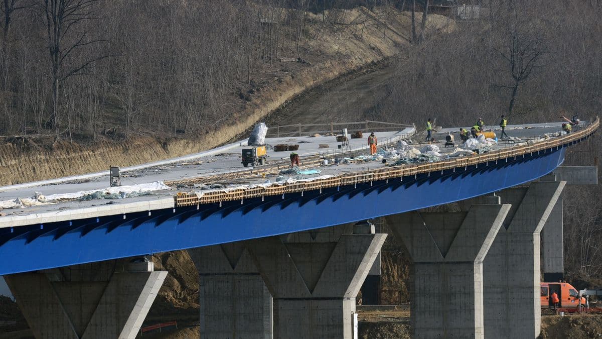 Törökök építik meg a magyarok szuperautópályáját: 14 kilométeren 23 hidat zsúfolnak be 130 milliárd forintból – két évet kell még kibírnia az átadásig Erdélynek