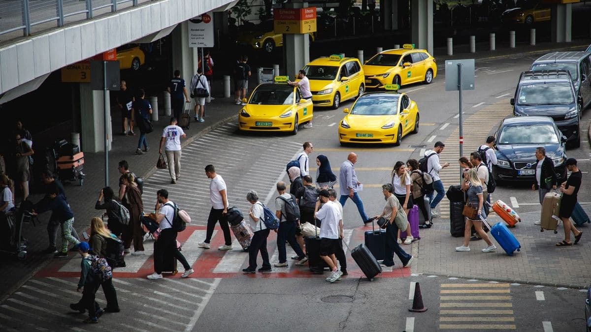 Hiába demonstrált kétezer taxis, a Budapest Airport nem hátrált meg: dugók Ferihegyen, már kapják a büntetéseket – „Újabb akciók jöhetnek, de nem árulunk el minden részletet!"