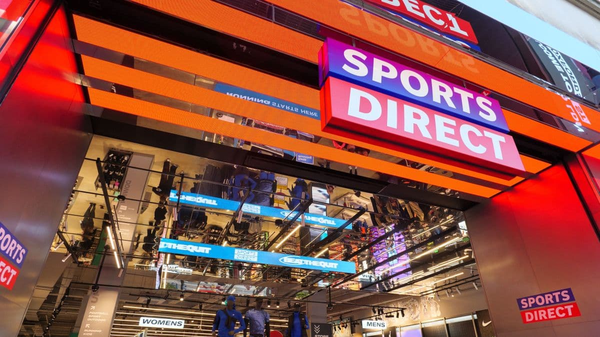Fóliázzák és matricázzák a magyar áruházlánc boltjait: folyik a Sports Direct keltetése, különös véget ér a Hervis – ennyit a nagy átalakításról?
