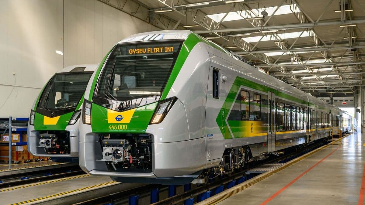 Ilyen még nem volt: kifutott a Stadler-gyárból Magyarország új szupervonata, videóra vették az első kilométereket – megkezdődött a GYSEV-flotta tesztje