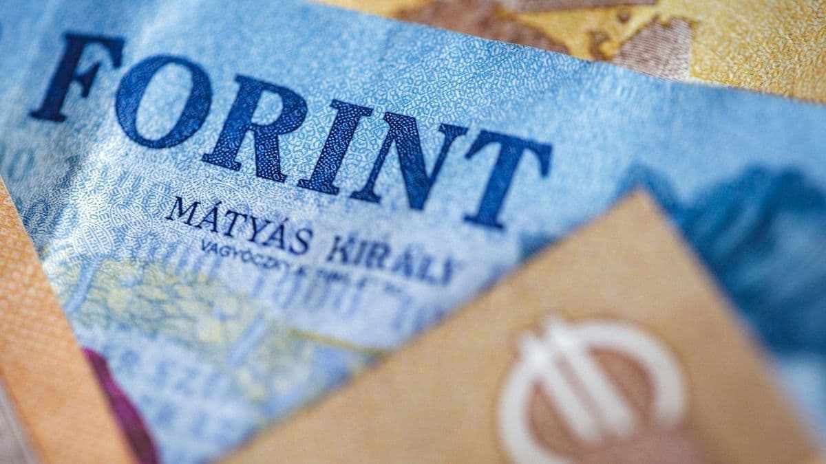 Ez nem a forint napja: Kármán András és Varga Mihály sem mentette a hazai pénzt – durván drágul az euró, a cseh korona és a zloty is