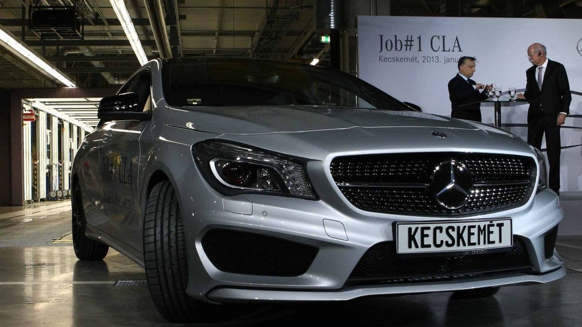 Ebből nagy botrány lesz: kiderült, mennyivel keresnek kevesebbet a kecskeméti Mercedes-gyár munkásai, mint a németek – pedig sokkal többet dolgoznak