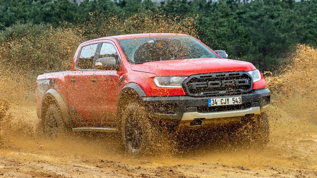 Most már egyértelmű: új piacra menekül az európai autógyártás – sokkal több pénz van a hadiiparban, a Ford is a NATO-ban lát nagy üzletet