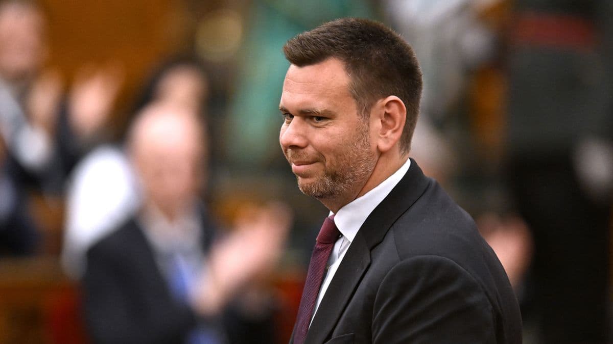 Nagy bejelentéssel indította a hétfőt Vitézy Dávid és ez most nem vasút: szeptemberben országos útfelújítási programot mutat be a Tisza-kormány – beizzítják a Magyar Közút gépszörnyeit