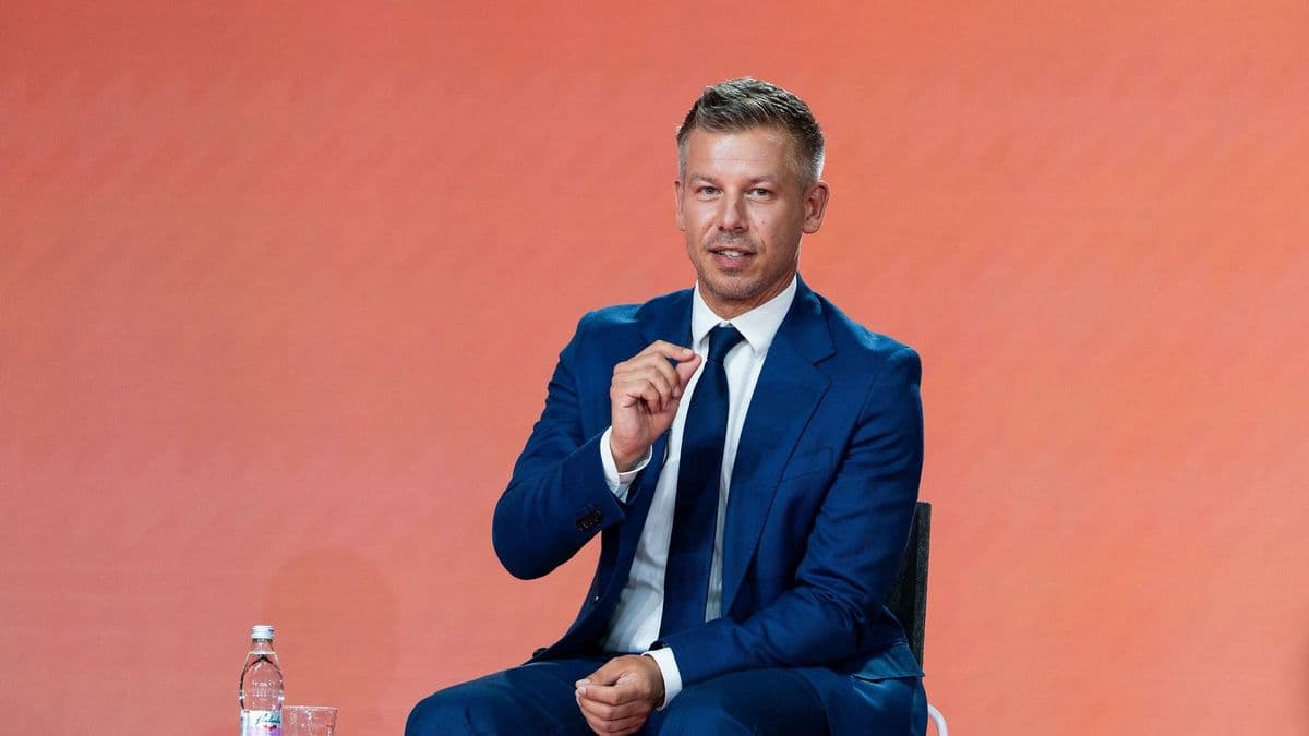 Magyar Péter berendelte a kormányülésre Hernádi Zsoltot: a Mol vezérigazgatójának az üzemanyagárak miatt kell magyarázkodnia