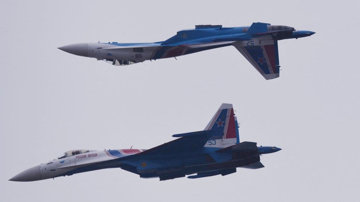Putyin nem sajnálja rá a pénzt: szuperfegyverek sorozatát kapta meg az orosz hadsereg, 400 kilométerről lövi az ukránokat – telerakták bombákkal az új Szu-35-ös vadászgépeket