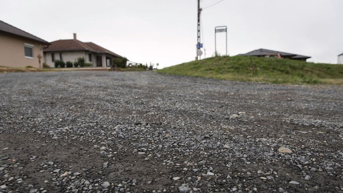 Kínos: a nagy kapkodásban úgy, ahogy van, elbaltázta a Tisza-kormány az azbesztmentesítésről szóló pályázatot – kezd kicsúszni a talaj Lőrincz Viktória alól