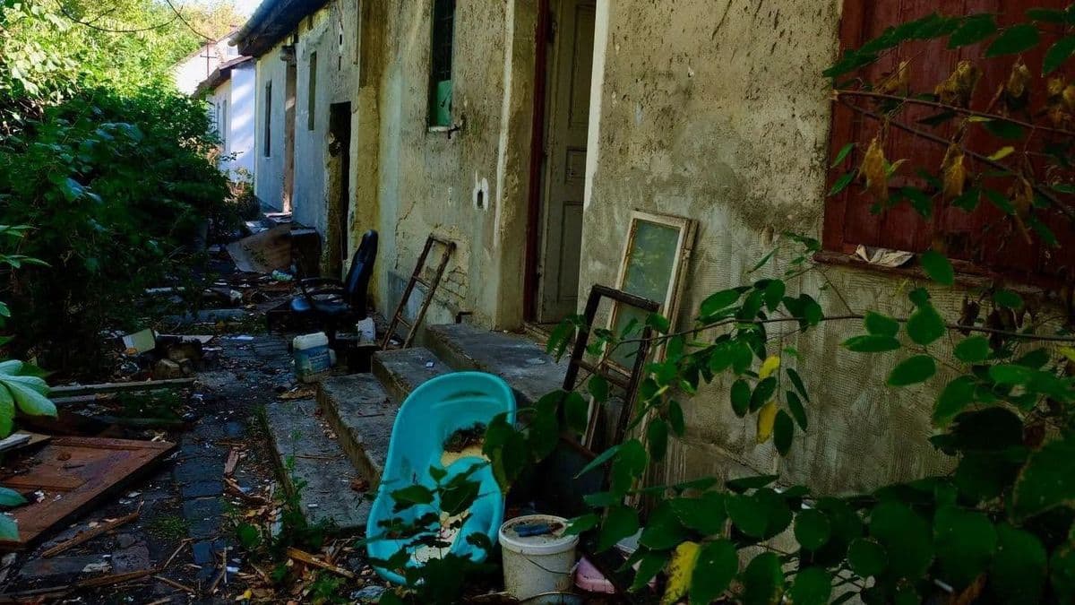Lepusztult épületek után törmelékhegyek maradtak: Rákosrendezőn végzett a XIII. kerület – most már Karácsonyékon a sor