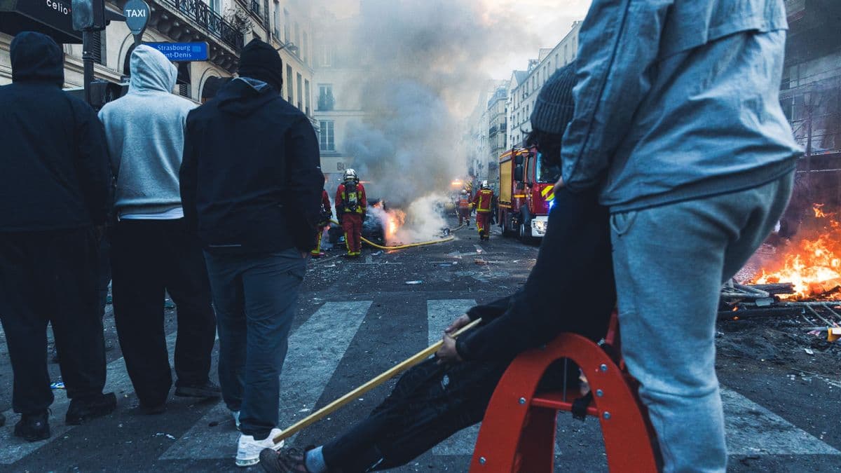 A francia zavargások árnyékában kifosztják a játékboltokat: a legértékesebb alkatrészeket szerelik ki számítógépekből