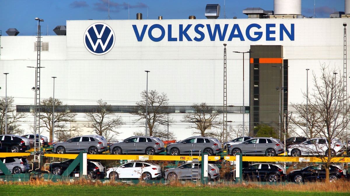 Valóságos sokk a Volkswagennél: valóra válhat a dolgozók legrosszabb rémálma – 2030-ig befagyaszthatja a fizetéseket a német autóipari óriás