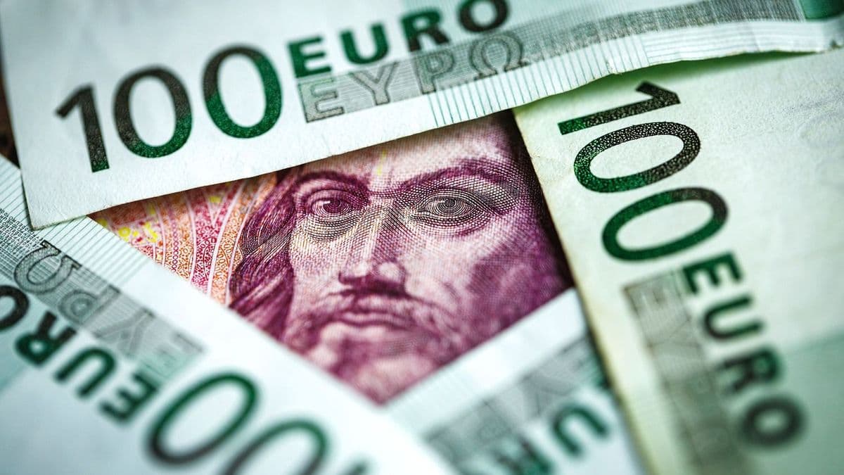 Magyar Pétertől remél erőt a forint, a dollár és az euró is drágul a nap bejelentése előtt – az európai tőzsdéket is elérte a tüntetési hullám