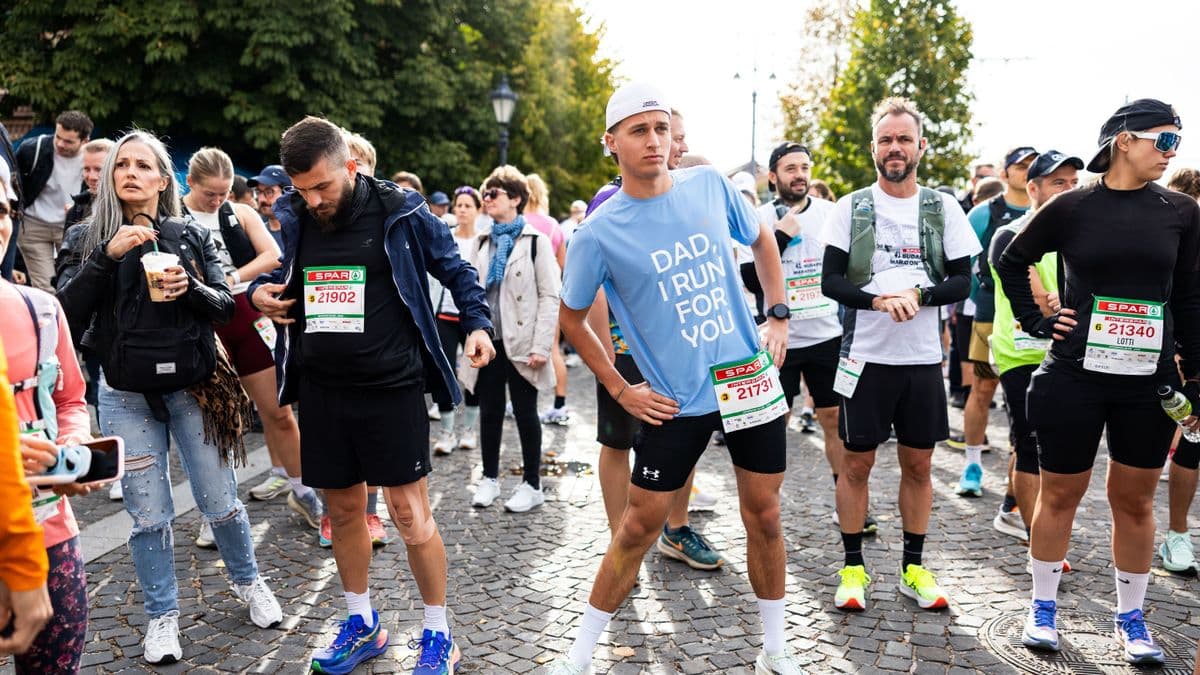 Megható jelenet: Hankó Balázs fia az apjáért futott a maratonon, Orbán Viktor is kiposztolta – "Apa, érted futok"