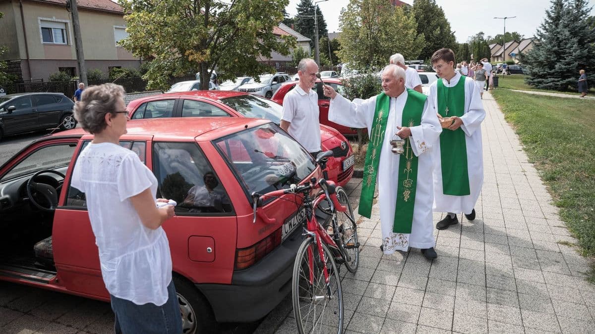 Szent Kristóf védelmében: autókat, motorokat, quadokat és traktorokat szenteltek (galéria)