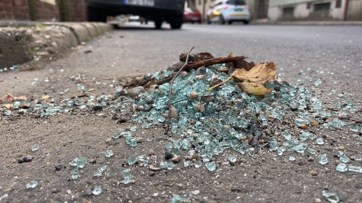 Autók elé és motorháztetőre ugrált, szélvédőt zúzott be egy ittas férfi Nagykanizsán