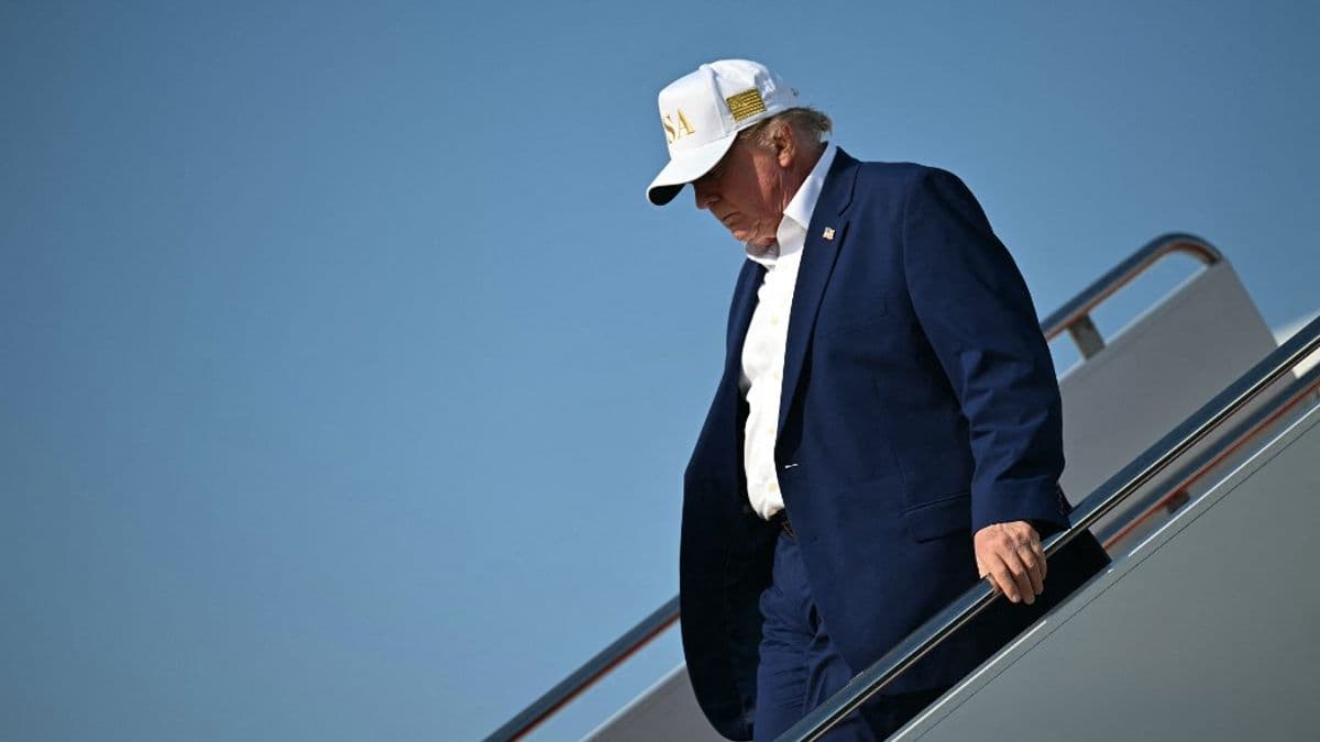 Titkos repülőgépváltás, iráni fenyegetés, megtévesztés: Trump útja nem volt hétköznapi + videó