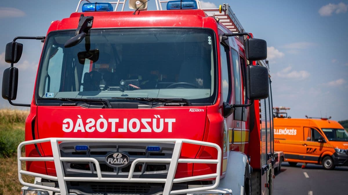 Szalagkorlátnak ütközött egy autó az M70-esen, egy sávon halad a forgalom