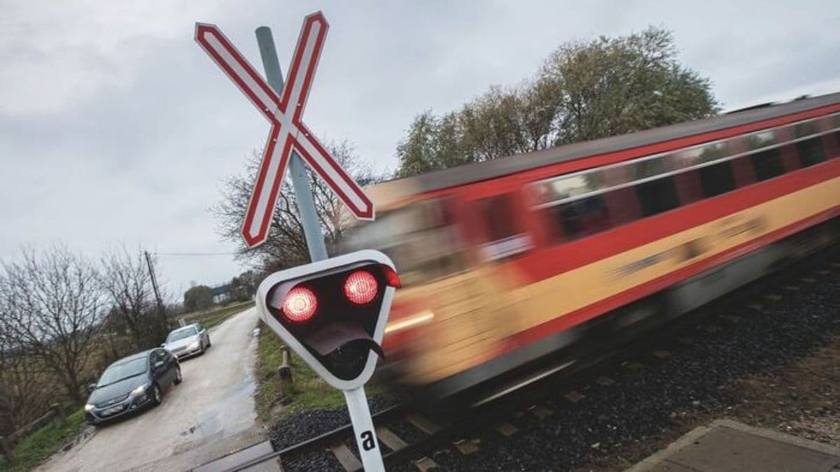 Drámai pillanatok – Elgázolt egy embert a vonat Zalában, 12 utas rekedt a szerelvényen