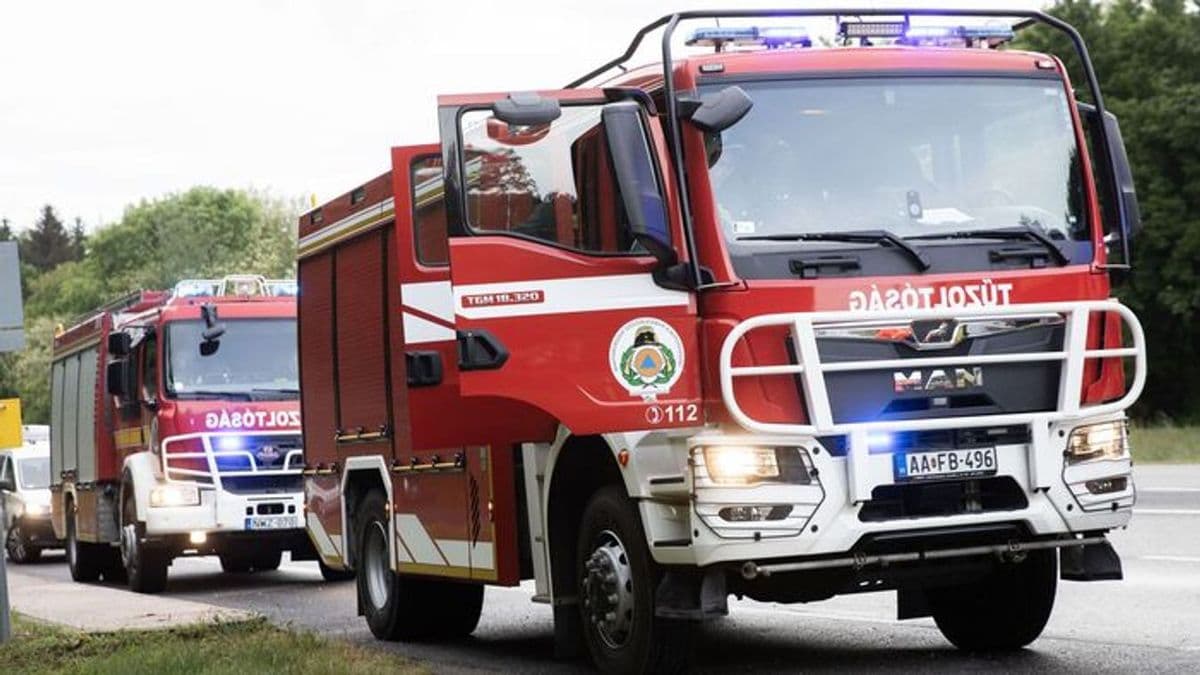 Árokba borult egy autó a 74-es főúton – az egyik utas beszorult a járműbe