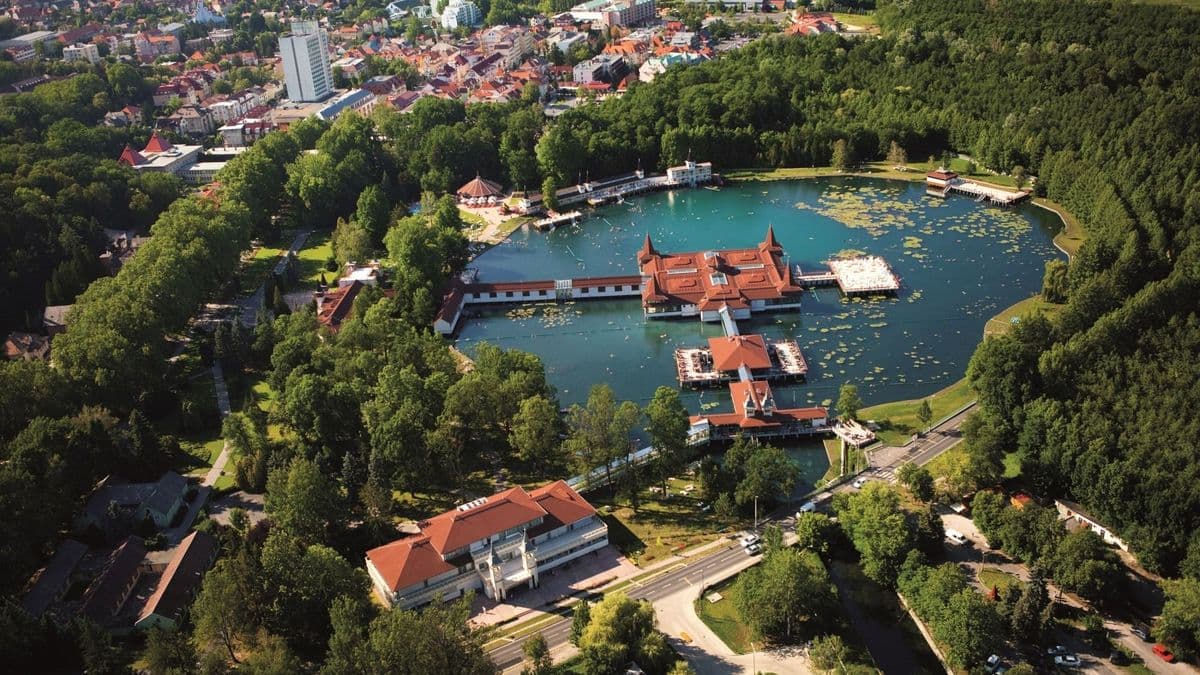 Tulajdonrészt kér a Tófürdőből Hévíz! A polgármester szerint most dől el 100 évre a város sorsa